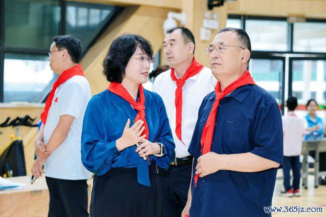 （西安市雁塔区第一小学党支部文书、校长卢焱，向厉彦虎教训先容学校“健康第一”的育东谈主办念）